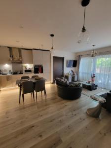 Η κουζίνα ή μικρή κουζίνα στο Host-Free Ensuite Double Bed by Heathrow