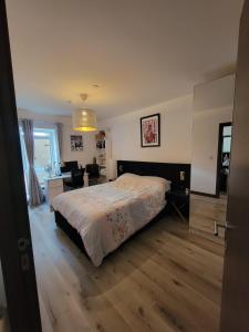 ein Schlafzimmer mit Bett und ein Wohnzimmer in der Unterkunft Host-Free Ensuite Double Bed by Heathrow in Feltham