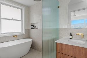 un bagno con vasca, lavandino e finestra di Burri Burri, Gerringong a Gerringong Altre 39 foto