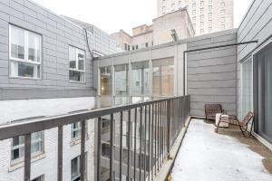 Μπαλκόνι ή βεράντα στο Luxury Old Montreal Suite with Soaring Ceilings
