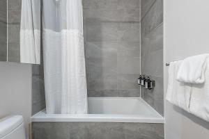 Ένα μπάνιο στο Luxury Old Montreal Suite with Soaring Ceilings