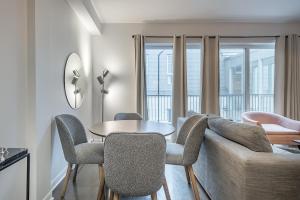 Ένα ή περισσότερα κρεβάτια σε δωμάτιο στο Luxury Old Montreal Suite with Soaring Ceilings +16 φωτογραφίες