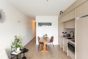 eine Küche mit Tisch und Stühlen in einem Zimmer in der Unterkunft Stay at the heart of the city! in Auckland + 10 Fotos