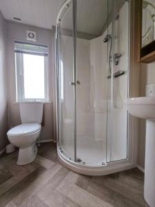 Ένα μπάνιο στο Luxury Lodge at Parkdean Camber Sands Resort +33 φωτογραφίες