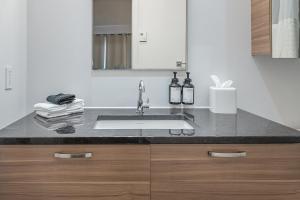 Η κουζίνα ή μικρή κουζίνα στο Luxury Old Montreal Suite with Soaring Ceilings