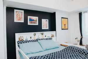 ein Schlafzimmer mit einem Bett mit einer schwarzen Akzentwand in der Unterkunft Stefan Staycation @ Azure North in San Fernando + 20 Fotos