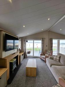 Μια τηλεόραση ή/και κέντρο ψυχαγωγίας στο Luxury Lodge at Parkdean Camber Sands Resort