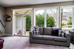 Posezení v ubytování Easy Rider Chalet Steps to Lift & Blue Village + 29 fotografií