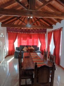 a dining room with a table and a couch at Divina providencia in Merlo