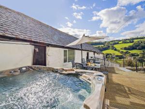 una piscina con ombrellone su una terrazza di 5 Bed in Conwy 48169 a Eglwys-Fâch