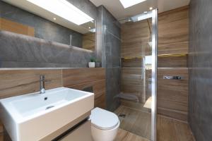 a bathroom with a white sink and a shower at lakeside Estate in Bristol +8 photos