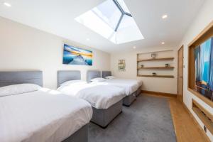 a bedroom with two beds and a skylight at lakeside Lodge in Bristol