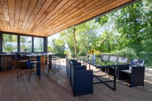 a patio with a table and chairs on a wooden deck at lakeside Lodge in Bristol