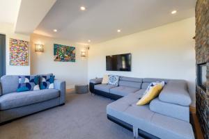 a living room with two couches and a tv at lakeside Lodge in Bristol