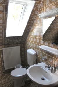 FeWo Oland في Hattstedt: حمام مع حوض ومرحاض ونافذة