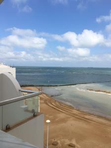 vistas al océano desde el balcón de un edificio en Hotel La Española, en Chipiona