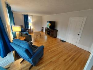 Home in Pulaski في Pulaski: غرفة معيشة مع كرسي أزرق وأريكة