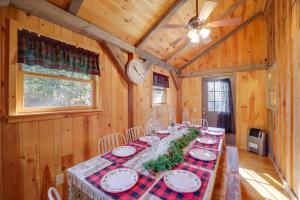 ein Esszimmer mit einem langen Tisch in einer Hütte in der Unterkunft Less Than 1 Mi to Linville Falls Family Gem with Game Room! in Linville Falls