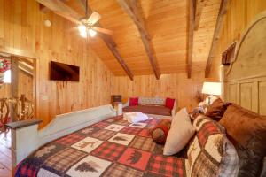 ein Schlafzimmer mit einem Bett und einer Couch in einem Zimmer in der Unterkunft Less Than 1 Mi to Linville Falls Family Gem with Game Room! in Linville Falls