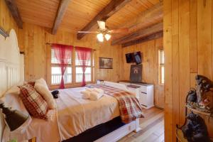 ein Schlafzimmer mit einem Bett in einer Blockhütte in der Unterkunft Less Than 1 Mi to Linville Falls Family Gem with Game Room! in Linville Falls + 17 Fotos