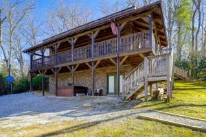ein großes Blockhaus mit einer großen Veranda und einem Balkon in der Unterkunft Less Than 1 Mi to Linville Falls Family Gem with Game Room! in Linville Falls