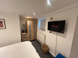 TV a/nebo společenská místnost v ubytování The Bluebird B&B I