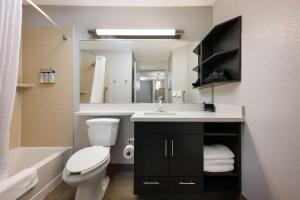 Un baño de Sonesta Simply Suites Huntsville Research Park 27 fotos más