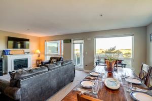 Χώρος καθιστικού στο Beach Access and Community Perks! Westport Hideaway