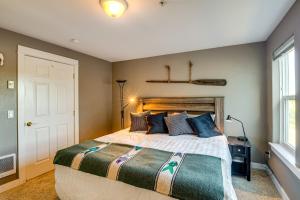 Ένα ή περισσότερα κρεβάτια σε δωμάτιο στο Beach Access and Community Perks! Westport Hideaway +27 φωτογραφίες