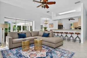 Khu vực ghế ngồi tại Seabreeze Pool Retreat