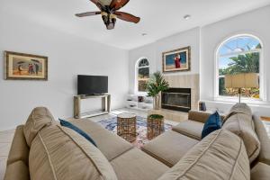 TV/trung tâm giải trí tại Seabreeze Pool Retreat