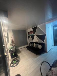 a room with a wall with a geometric design on it at Apartamento Vacacional con Piscina in Ibagué