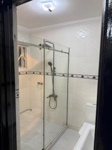 Ένα μπάνιο στο Chic Home with Spacious Courtyard & Cozy Interior +33 φωτογραφίες