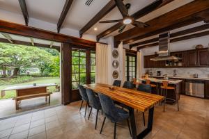 eine Küche mit einem Holztisch und Stühlen in der Unterkunft Hacienda Pinilla Vacation Rentals in Tamarindo