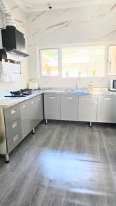 Η κουζίνα ή μικρή κουζίνα στο Cozy Room near airport and train station