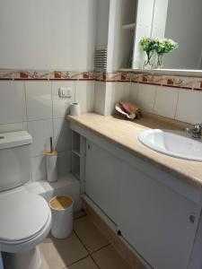 Ένα μπάνιο στο Gran departamento frente a la playa