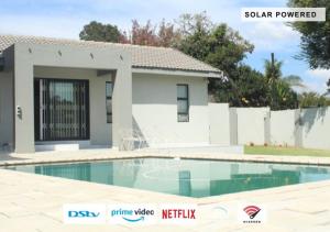 una piscina frente a una casa en Eunathi Cottage, en Johannesburgo