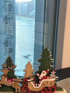 釜山광안리해수욕장 30초# 무료주차# 러블리데이#Lovely place for holiday#Gwanganri beach#的窗户里摆放着圣诞老人和圣诞树的圣诞摆件