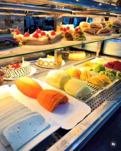 a display case filled with lots of different types of food at Studio no Centro da Cidade in Parauapebas +5 photos