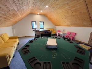 DobřanyU Zlaté Kačenky, wellness chalet的带桌椅和沙发的客厅 更多33张照片