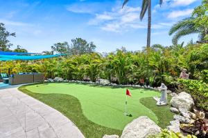 O grădină în afara Beach Palm Villa - 5533