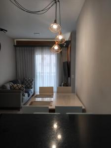 un soggiorno con un divano e un tavolo di Amy House a Vila Velha