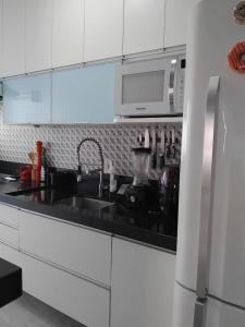 una cucina con lavello e microonde di Amy House a Vila Velha Altre 8 foto