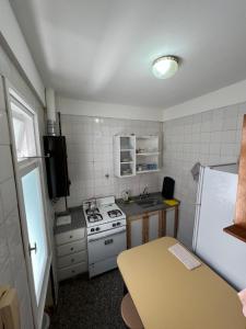 Nhà bếp/bếp nhỏ tại Depto 1 ambiente frente al mar y céntrico