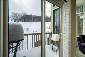 d'un balcon avec vue sur une cour enneigée. dans l'établissement Slopeside Haven - Ski-In Ski-Out Adventure Base, à Blue Mountains