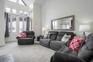 un salon avec un canapé et une chaise dans l'établissement Slopeside Haven - Ski-In Ski-Out Adventure Base, à Blue Mountains