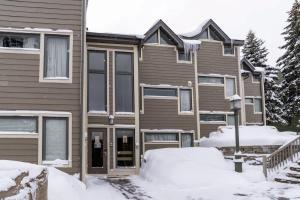 une maison avec de la neige devant elle dans l'établissement Slopeside Haven - Ski-In Ski-Out Adventure Base, à Blue Mountains
