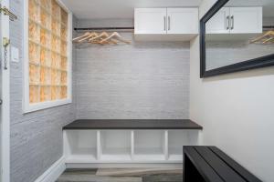 - un dressing avec un banc et un miroir dans l'établissement Slopeside Haven - Ski-In Ski-Out Adventure Base, à Blue Mountains