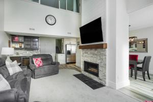 un salon avec une cheminée et une télévision dans l'établissement Slopeside Haven - Ski-In Ski-Out Adventure Base, à Blue Mountains 40 autres photos