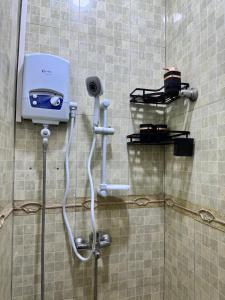 e bagno con doccia e asciugacapelli. di Green Valley Palace a Buzzi Altre 21 foto